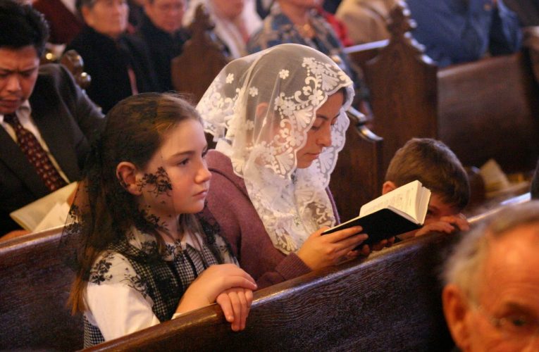 Jesuit calls for ban on young Catholics at Latin Mass