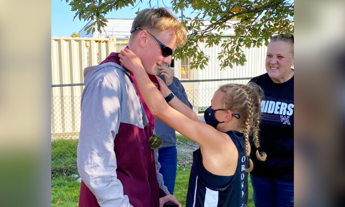 Dusty in here — High School Cross-Country Runner Gifts Winning Medal to Blind Athlete Who Loves to Run